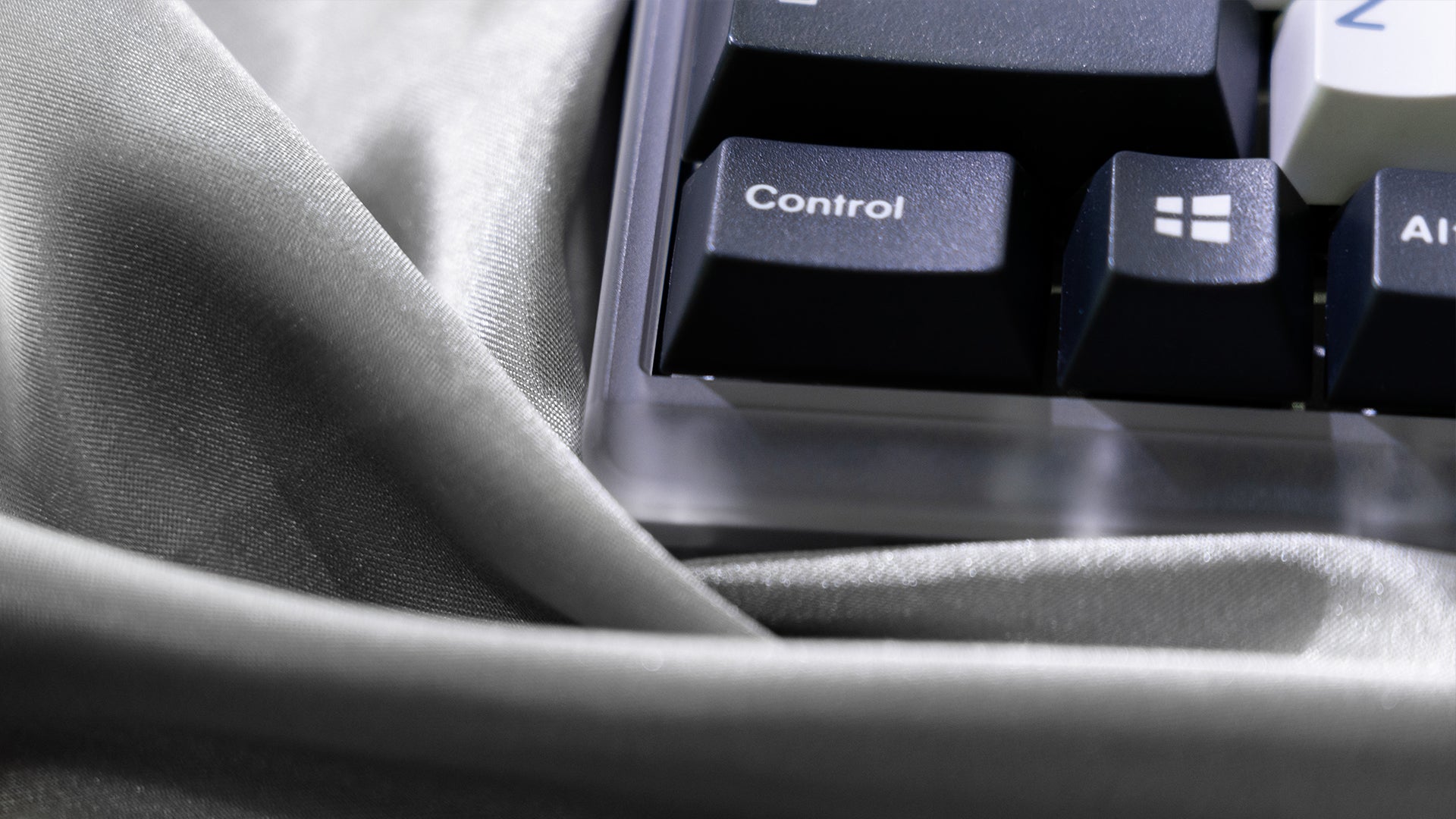 ZOOM TKL DYNA Frosted Clear - Pre-Order